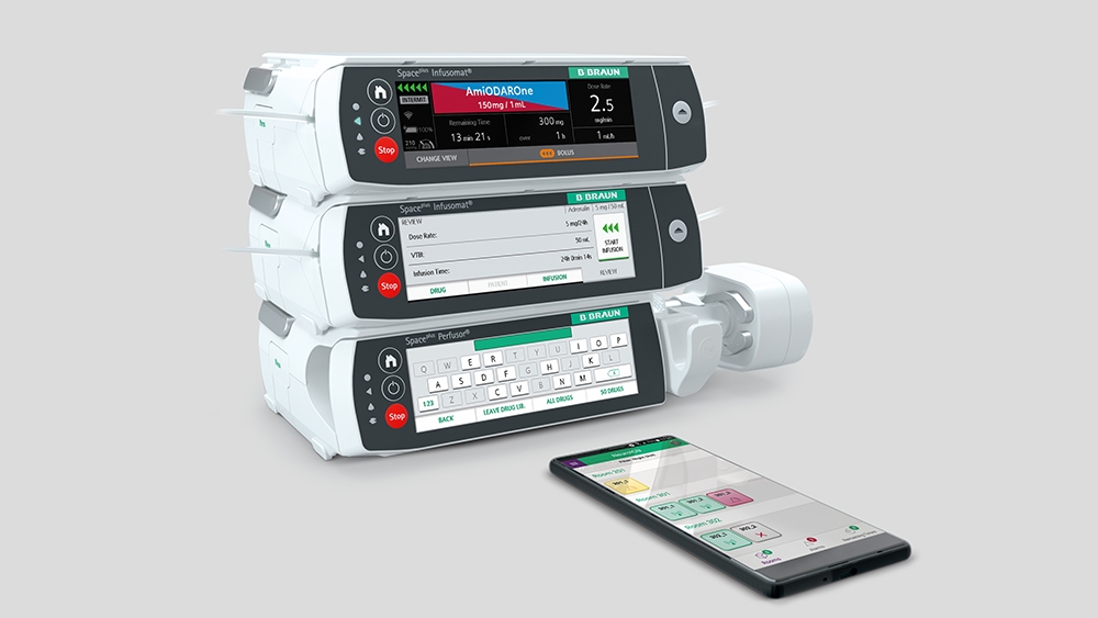 Space Plus infusionssystem med en smartphone framför som har som tillhörande app öppen. 