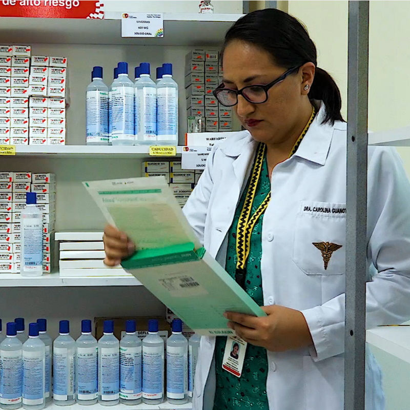 Sjukhusanställd som tittar på Askina-förband