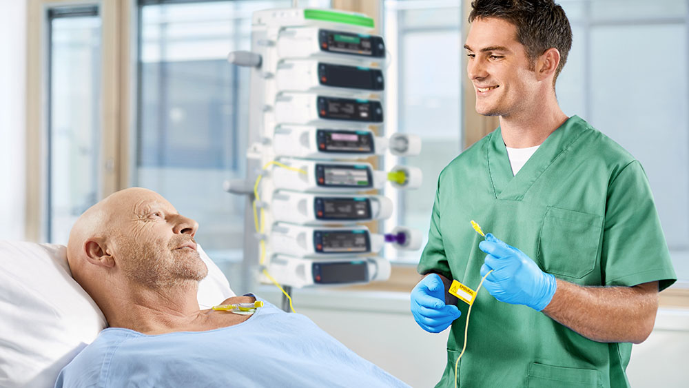 Sjuksköterskan ansluter intuitivt den regionala anestesislangen