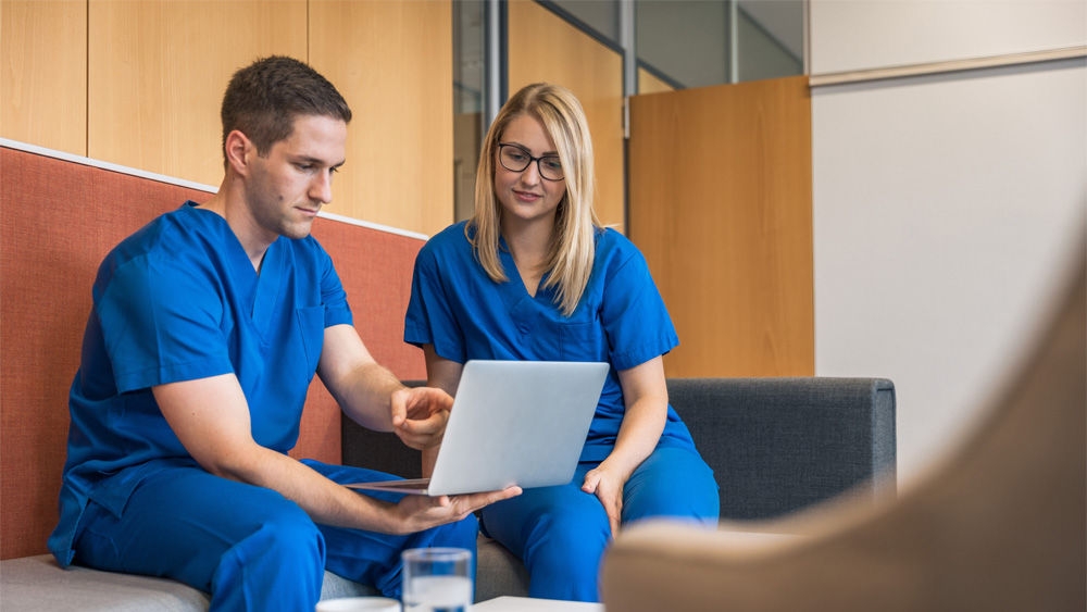 Två vårdgivare deltar i en digital session om infektioner i diabetesfotsår