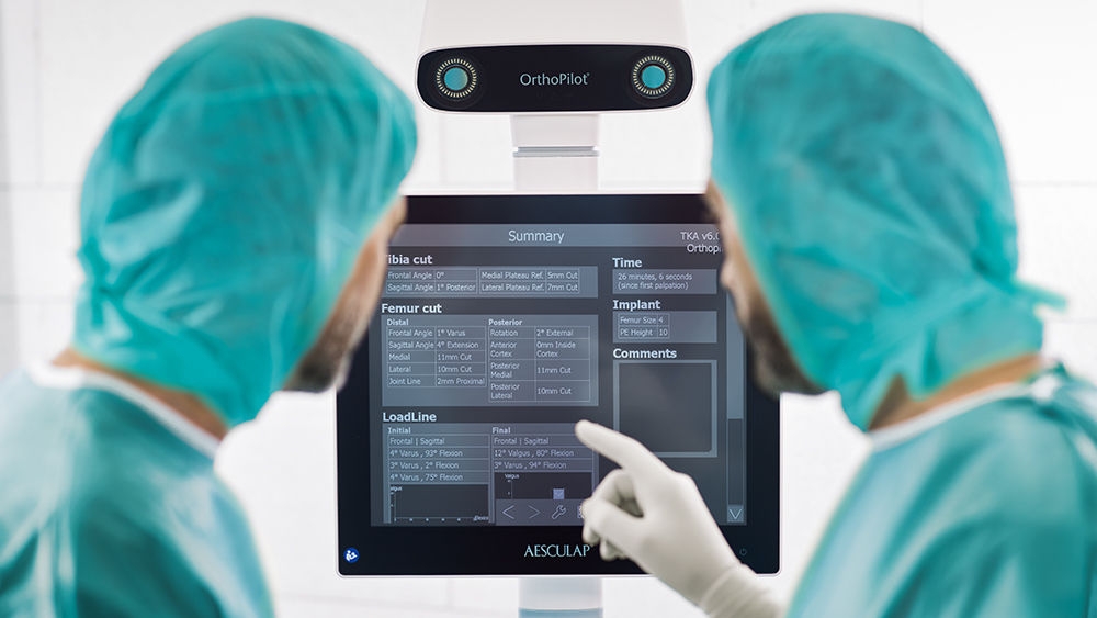 Kirurger arbetar med navigationssystemet OrthoPilot® Elite