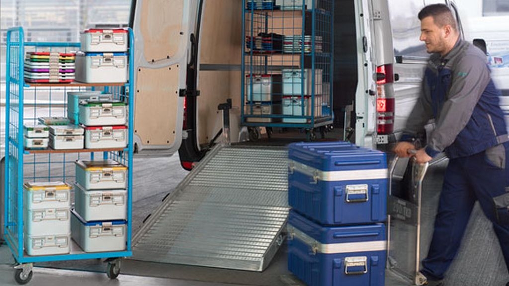 B. Brauns serviceteknikers vagn är utrustad med alla nödvändiga reservdelar och verktyg för underhåll på sjukhus.