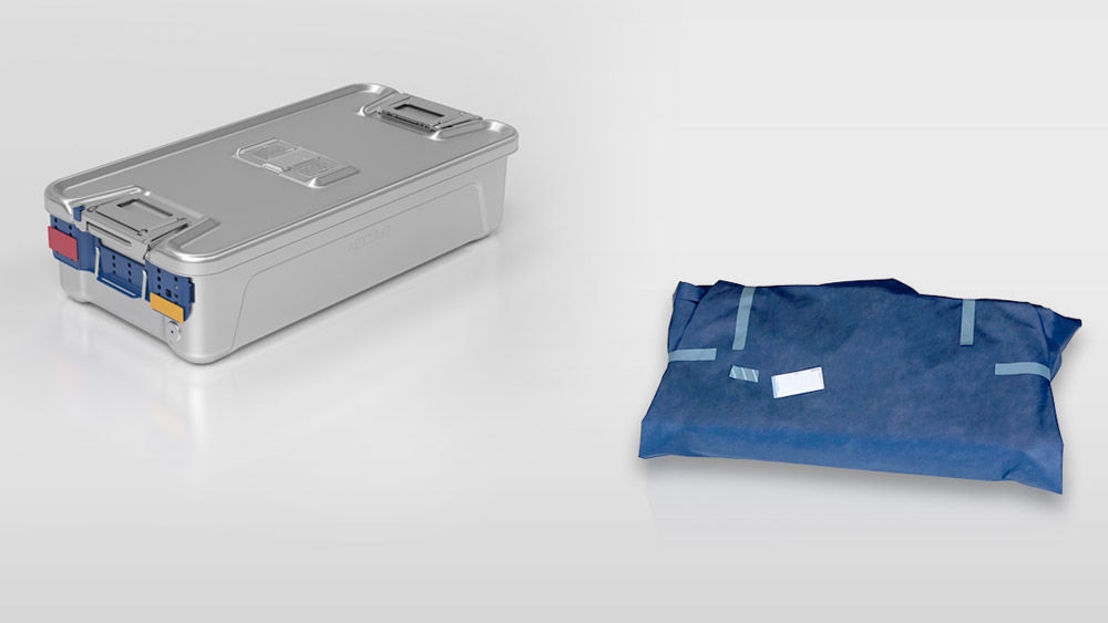 Hälso- och sjukvårdspersonal tittar på viktiga resultat från en studie: Sterila containersystem  jämfört med engångspsckskynken på hennes dator