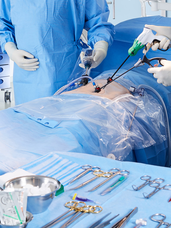 Två kirurger som utför laparoskopisk kirurgi med hjälp av fint böjda instrument, med fokus på precision och minimalinvasiva tekniker