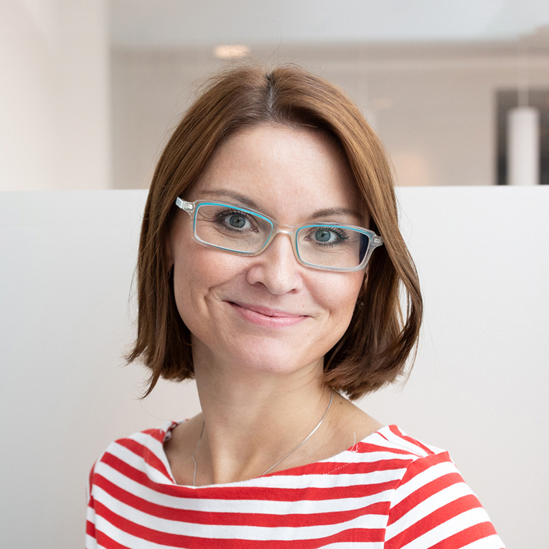 porträtt av kvinnan med glasögon