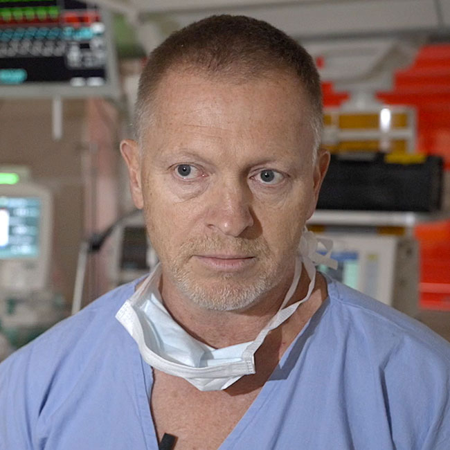 Manlig läkare som tänker​