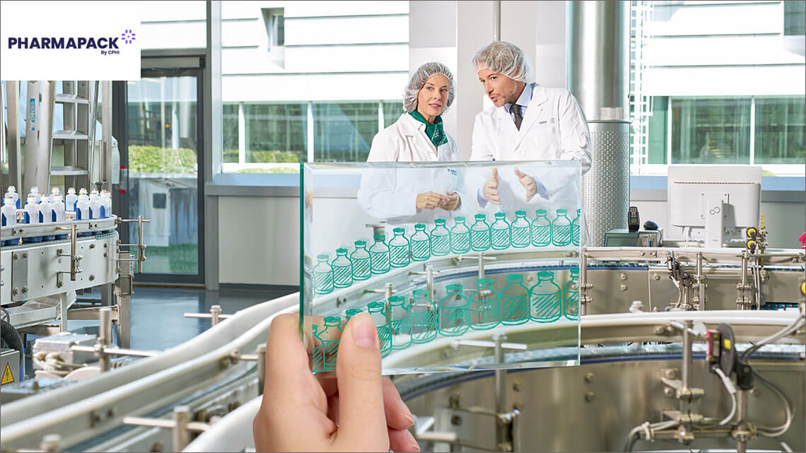 Två produktionsarbetare i laboratorie-rockar diskuterar