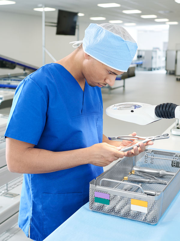 Steriltekniker kontrollerar olika instrument i en korg