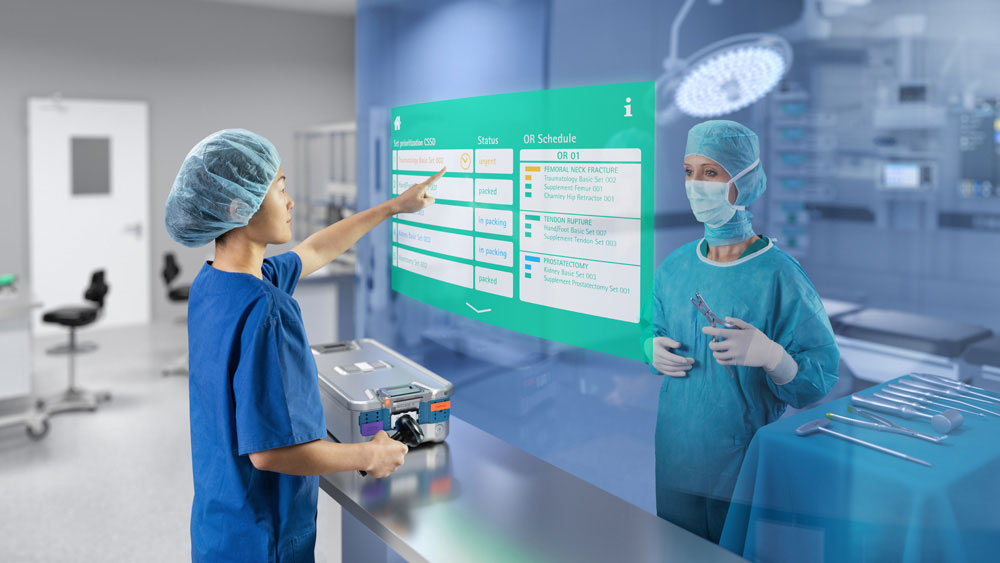 En läkare utför en operation i operationssalen. En sjuksköterska väljer kirurgiska instrument från en digital databas.