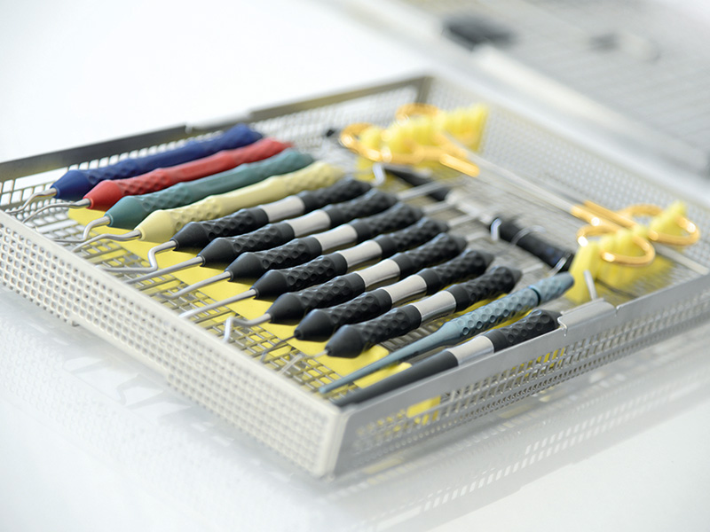 Bricka med dentalinstrument