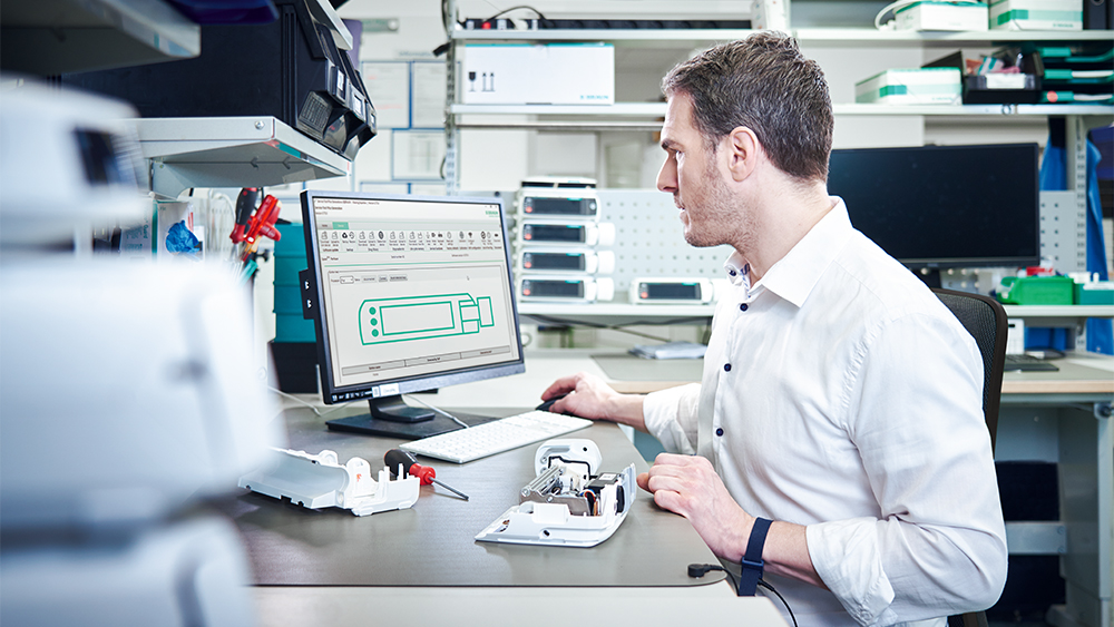B. Brauns servicepersonal använder datorbaserad diagnostik för att bedöma prestandan hos medicintekniska produkter och identifiera eventuella problem. 