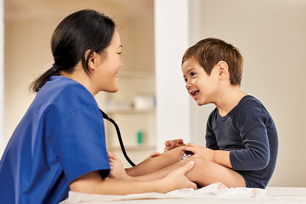 Barnläkare pratar med barnpatient