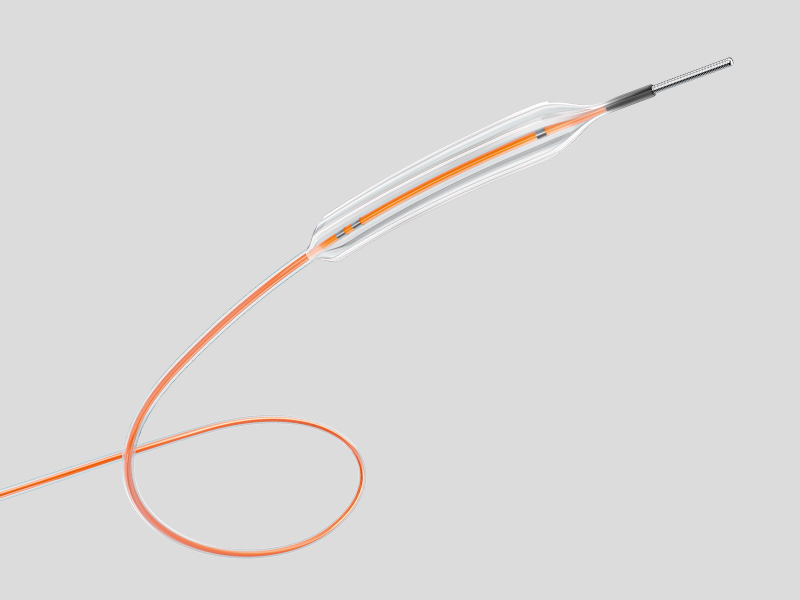 En medicinteknisk produkt märkt Aperta NSA PTA, som visas som en lång, tunn kateter med en orange böjlig ledarögla i ena änden och en smal metallspets i den andra, på en neutral grå bakgrund.