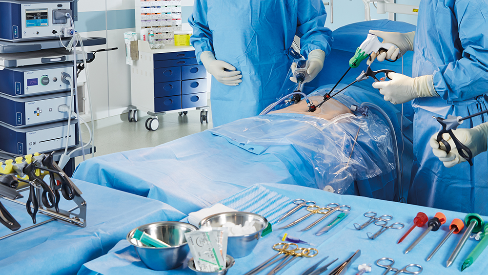 Minimalinvasiv kirurgi i operationssalen med olika utrustning och instrument