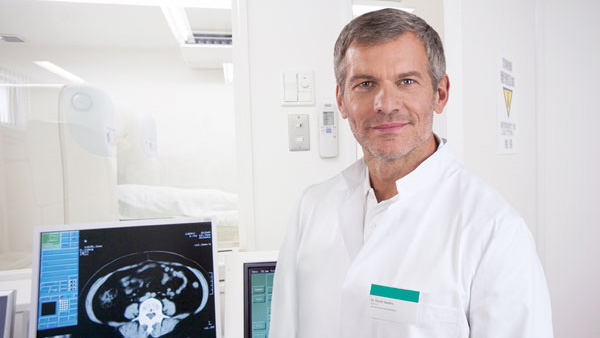 En manlig sjukvårdare som står bredvid en medicinteknisk produkt