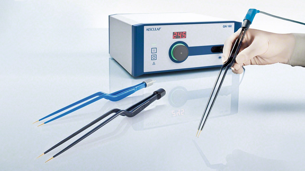 Händer på en läkare som håller en bipolär koagulation