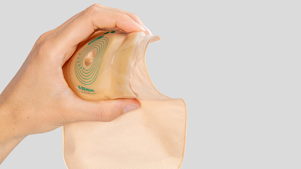 Hand som håller en stomipåse