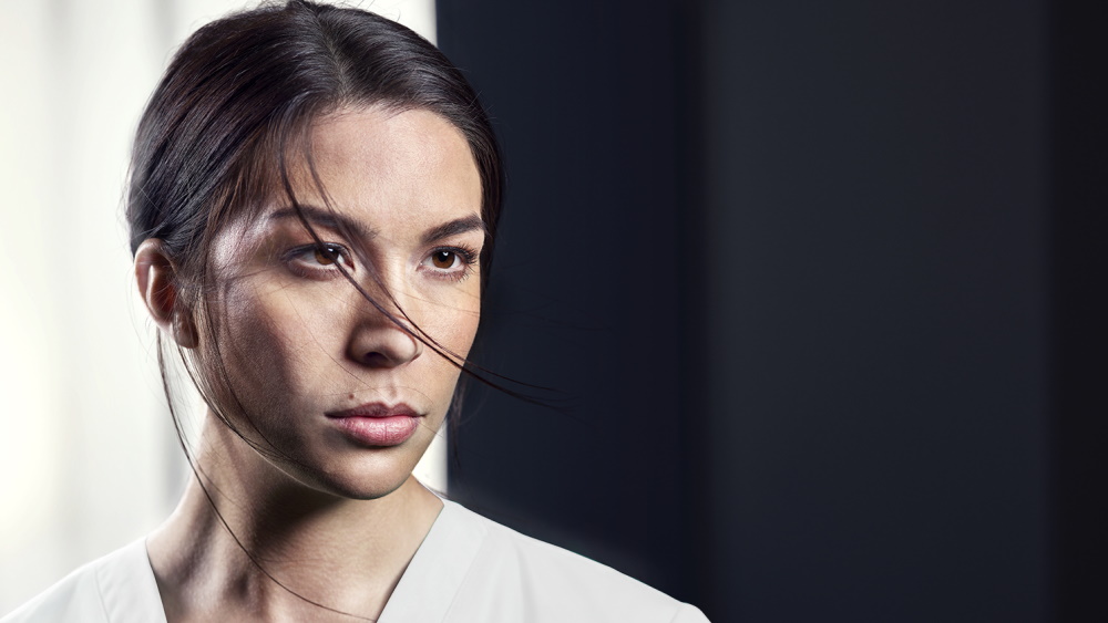 En kvinna tittar intensivt i en riktning