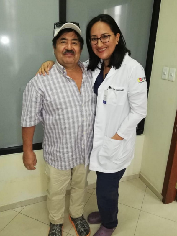 Herr Gallo och hans läkare står nära varandra och ler glatt