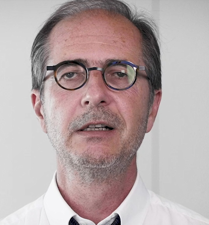 porträtt av mannen med glasögon