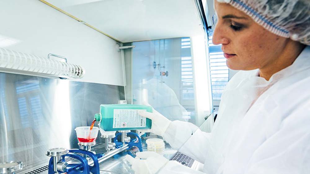 En laboratoriearbetare fyller medicinsk utrustning med desinfektionsmedel från B. Braun. 