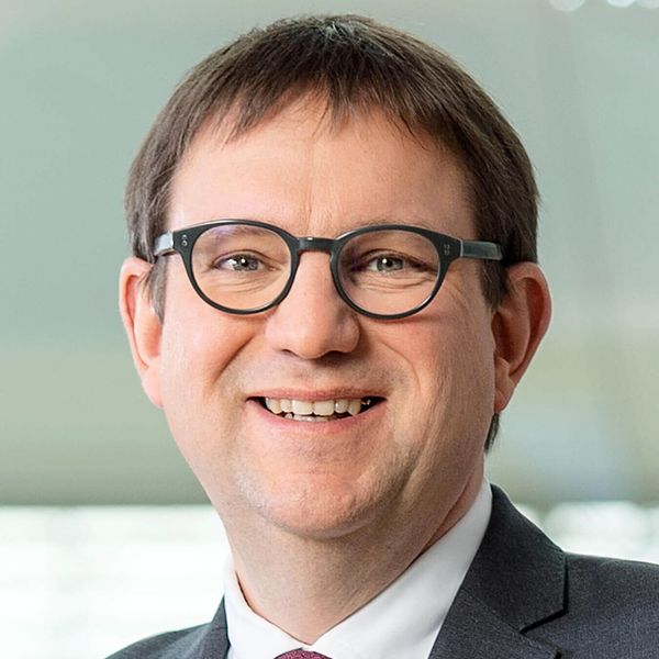 Närbild av leende Priv-Doz. Dr Stefan Ruppert, styrelseledamot samt chef för HR och arbetsmarknadsrelationer. 